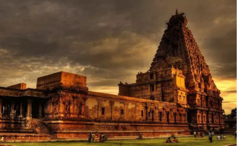 Architecture | History Of Brihadeshwara Temple In English