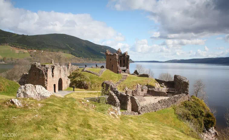 Cruising Loch Ness and the Caledonian Canal